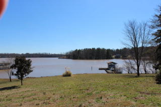 135 Poplar Dr, Ebony, VA 23845-2040