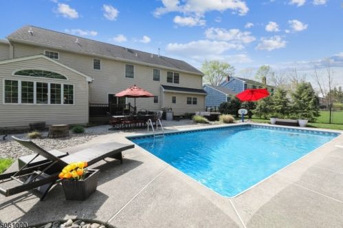 21 Trouville Dr, Parsippany, NJ 07054-4038
