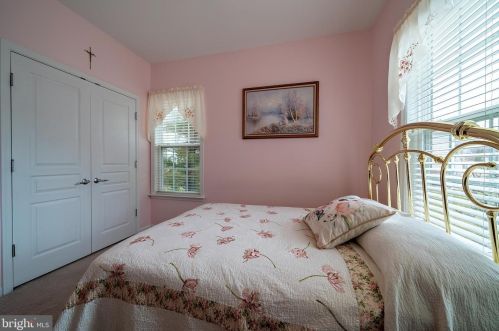 232 Sparrow Dr, Trenton NJ 08690-2461 exterior