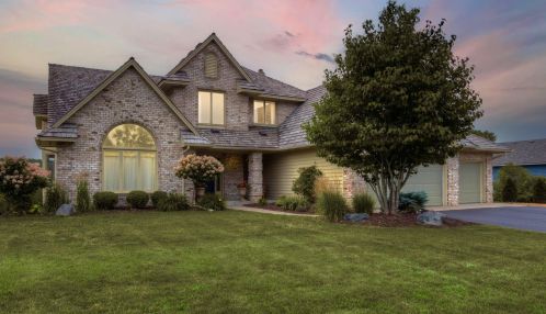 1562 Blackhawk Lake Dr, Saint Paul MN  55122-1257 exterior