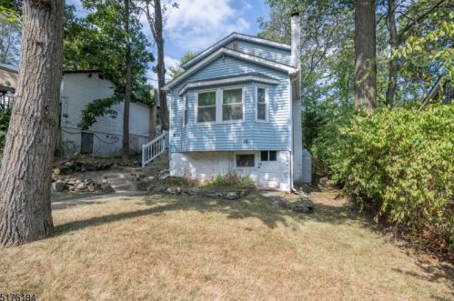 16 Larson Trl, Hopatcong, NJ 07843-1726