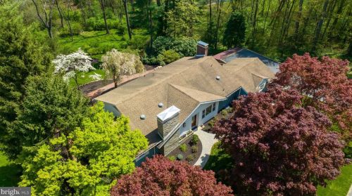 2033 Crescent Rd, York PA  17403-4760 exterior
