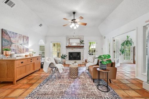 1501 Breezeknoll Cir, Austin, TX 78746-6706