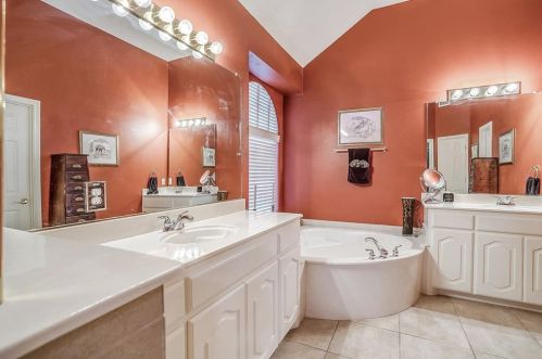 8017 Cripple Crk Dr, Fort Worth TX  76179-2527 exterior