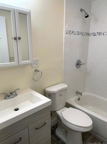 41 Elm St, Huntington CT  06484-3047 exterior