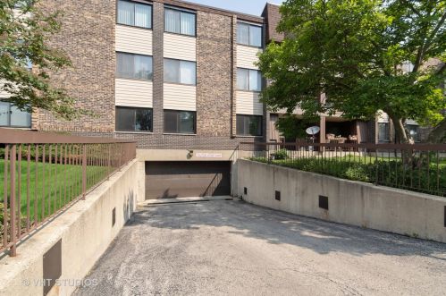 470 Raintree Ct, Glendale Heights IL  60137-6794 exterior