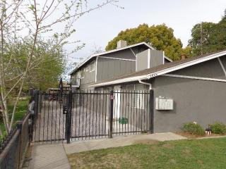 2025 White Ave, Fresno, CA 93701-2048