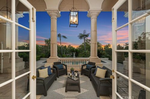 1 Charlotte, Irvine CA  92603-3448 exterior