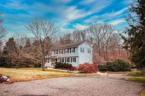 122 Old Castle Dr, Upper Stepney, CT 06468-2072