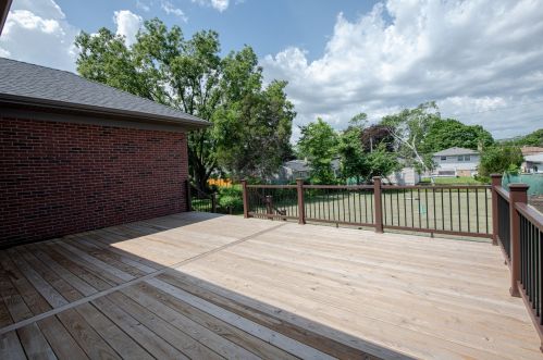 1938 Lee St, Des Plaines, IL 60018-2026