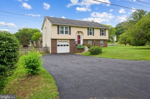 14201 Lakeview Dr, Gainesville, VA 20155-2914