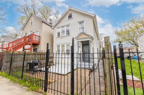2028 James St, Chicago, IL 60609-5515