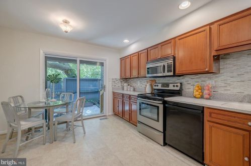 2039 Wethersfield Ct, Herndon, VA 20191-3627