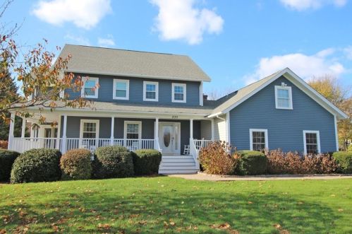 233 Meadow Ln, Middletown, RI 02842-5388