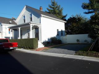 47 Warner St, Middletown, RI 02840-2041