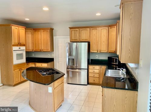 302 Senate Ct, Herndon VA  20170-5487 exterior
