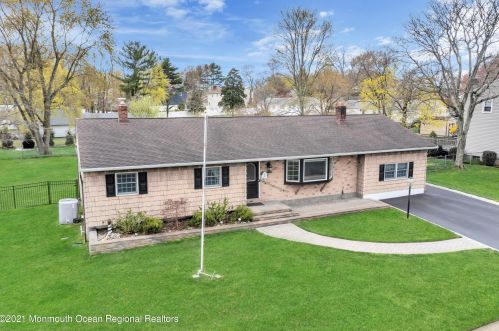 6 Brooke St, Oakhurst, NJ 07755-1006