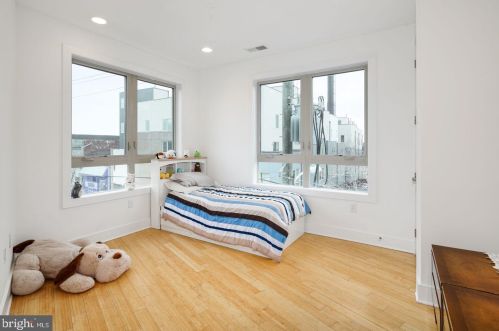 920 Front St, Philadelphia PA 19123-4304 exterior