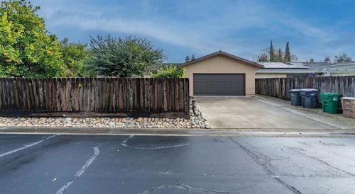 2213 Gateway Cir, Lodi, CA 95240-6732