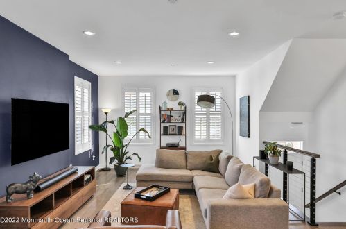 2 River St, Tinton Falls NJ 07701-1324 exterior