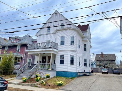 224 Pleasant St, Providence, RI 02906-1628