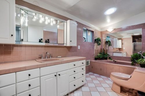 8010 Crosnoe Ave, Van Nuys CA  91402-5529 exterior