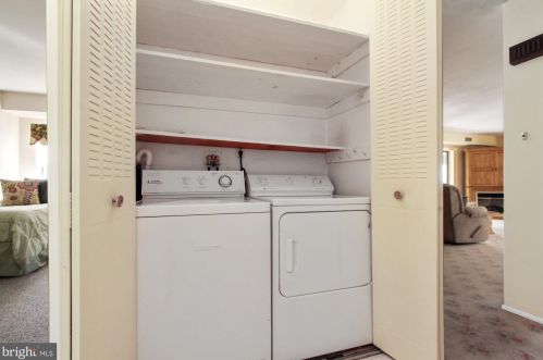 38 Valleybrook Dr, Lancaster PA  17601-4617 exterior