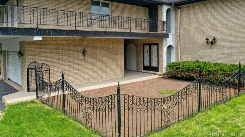 6765 County Line Ln, Willowbrook IL  60527-5726 exterior