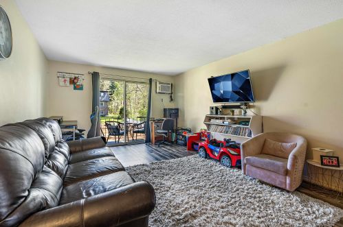 1 Pembroke Dr, Derry, NH 03038-1301