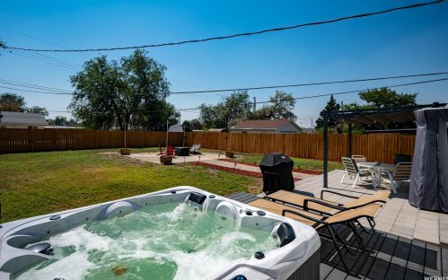 756 Carnation Dr, Sandy UT 84094-4435 exterior