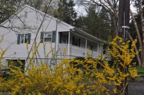 39 Highland Rd, Bloomingdale, NJ 07403-1944