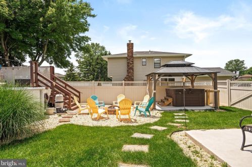 39 Ray Dwier Dr, Trenton NJ  08690-1808 exterior