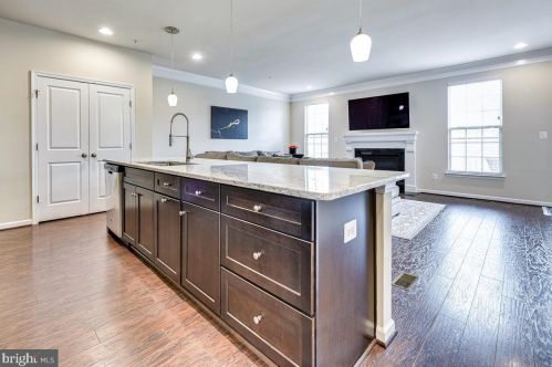 7803 Crescent Park Dr, Gainesville, VA 20155-1569