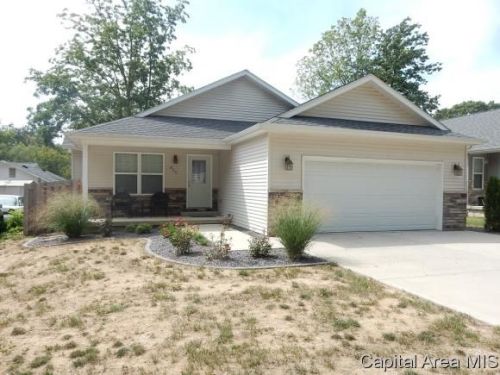 217 8th St, Riverton, IL 62561-8012