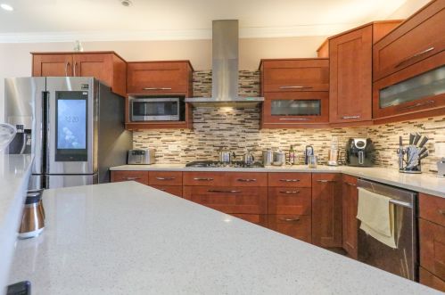 8814 Parkside Ave, Morton Grove, IL 60053-2546