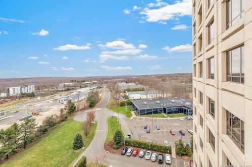 100 Parrott Dr, Huntington CT  06484-4773 exterior