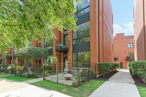 2846 River Walk Dr, Chicago, IL 60618