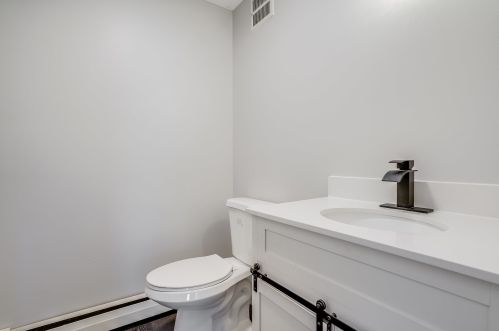 1 Cherokee Ct, Londonderry NH  03053-2635 exterior