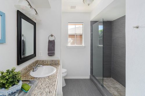 1917 Middle Gln Dr, Carrollton TX 75007-2418 exterior