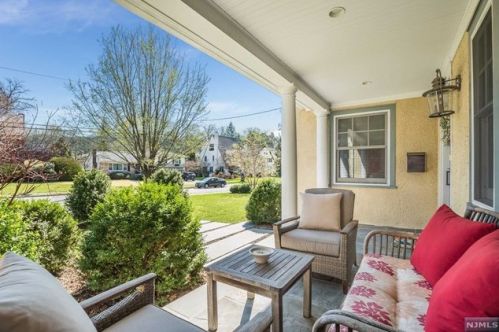 122 Berkeley Pl, Ridgewood, NJ 07452-2332