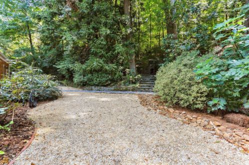 2885 Mornington Dr, Atlanta GA  30327-1272 exterior
