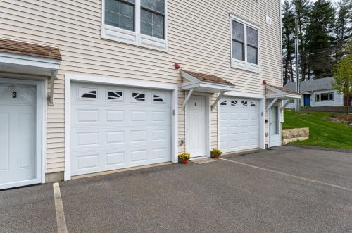 14 Florence St, Derry, NH 03038-2606