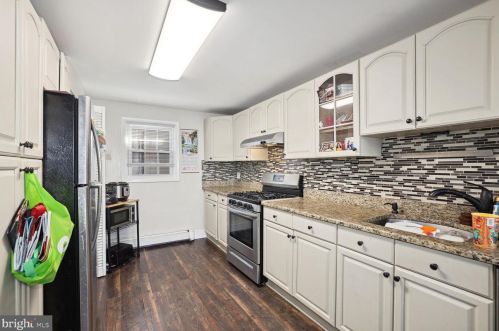 11 Oregon Ave, Middletown, NJ 07748-5351