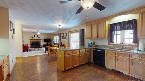 7 Hyde Park Dr, Gales Ferry, CT 06335-1948