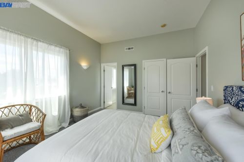 285 Stoakes Ave, San Leandro CA 94577-1735 exterior