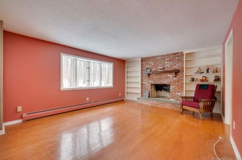 135 Ivy Dr, Southington, CT 06489-1749