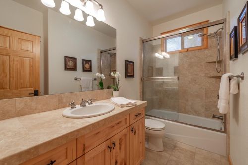 13963 Copenhagen Dr, Truckee CA  96161-6633 exterior