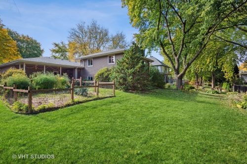 1073 Maple Ln, Batavia, IL 60510-1135