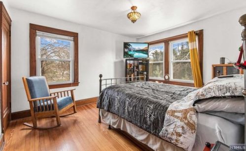 8 Lexington Ave, Rochelle Park, NJ 07662-4311