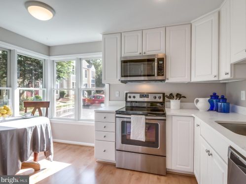 2124 Whisperwood Glen Ln, Herndon VA  20191-4143 exterior